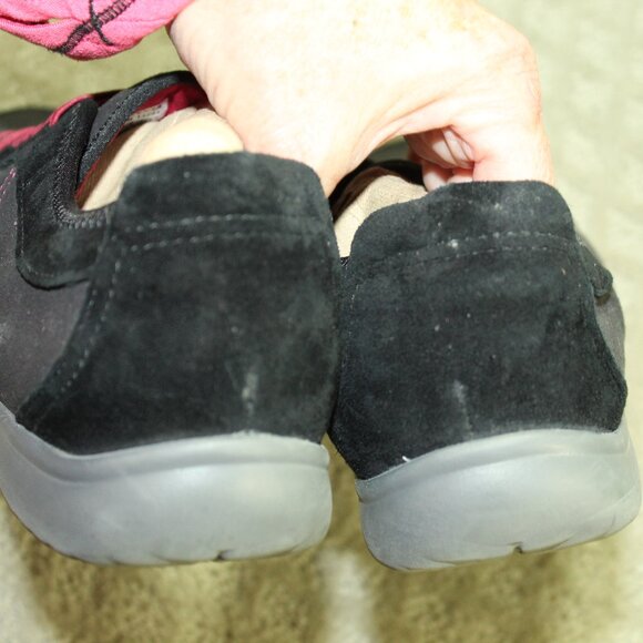 Clarks Women's 8W Black Maroon Elastic Fixed Laces Sneakers - Picture 5 of 6